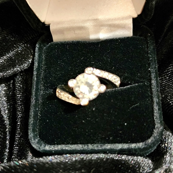 925 Sterling Silver Diamond Ring - Picture 3 of 13